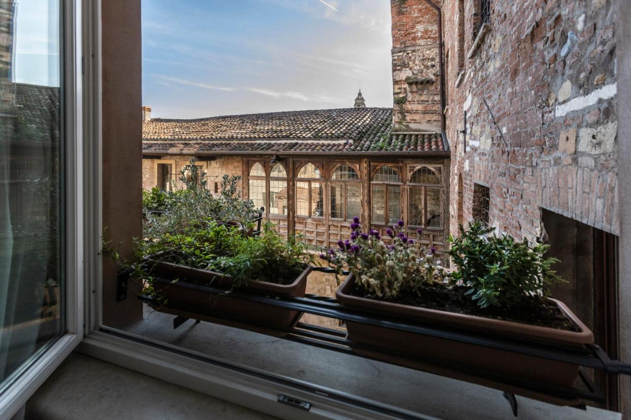 Hotel Relais Balcone Di Giulietta Verona Exterior foto View of the cloister from the window of the guest rooms